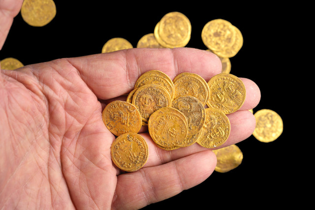 Schatztruhe mit 1600 Jahre alten Goldmünzen in einer Mauer entdeckt